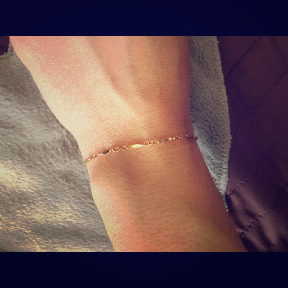 Vintage Very dainty gold tone bracelet